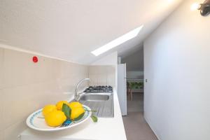 Isola di PorticciuoloにあるVista Golfo 1の台所のカウンターに盛り付けられたレモン +16枚の写真