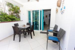 a dining room with a table and chairs at Las Terrenas, La Fenice, Playa Popy in Las Terrenas
