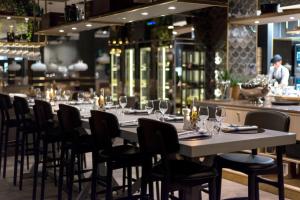 a dining room with a long table and chairs at Clarion Hotel Air in Sola