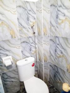 Ένα μπάνιο στο Centrally located studio with AC and kitchenette +17 φωτογραφίες