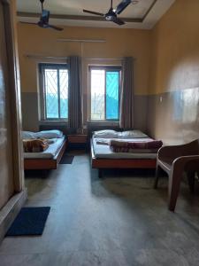 Voodi või voodid majutusasutuse HOTEL SREE DURGA toas