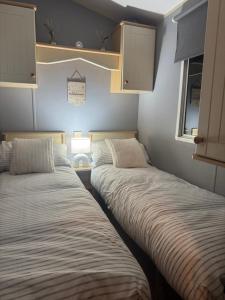 Ένα ή περισσότερα κρεβάτια σε δωμάτιο στο Skipsea Sands Caravan Hire 8 Berth With Air conditioning +19 φωτογραφίες