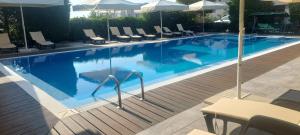 Bazén v ubytování Iva Resort nebo v jeho okolí