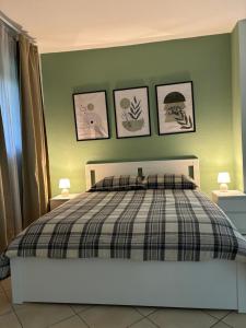una camera con un letto con quattro quadri sul muro di Casa di Greve a Greve in Chianti