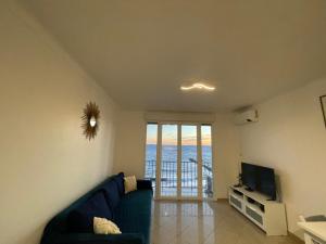 Televiisor ja/või meelelahutuskeskus majutusasutuses Maison Azur Riviera Stay