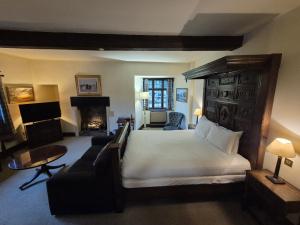 Cwrt Bleddyn Hotel & Spa的电视和/或娱乐中心