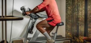 Un uomo sul tapis roulant in palestra di HEINhotel vienna airport a Schwechat
