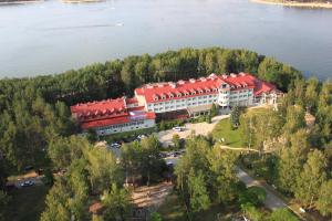 una vista aerea di un grande edificio con tetti rossi di Cztery Wiatry Aparthotel a Korytnica Altre 54 foto