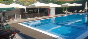 Bazén v ubytování Iva Resort nebo v jeho okolí