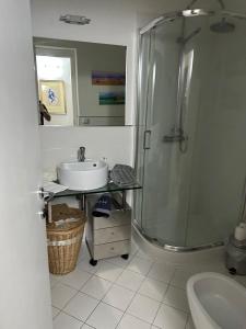 Ένα μπάνιο στο New apartment next to the beach +5 φωτογραφίες