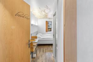 Llit o llits en una habitació de Hôtel de la Poste Sierre