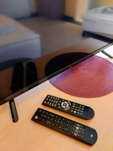 a remote control sitting on a table next to a tv at Pod starymi lipami in Szczecin