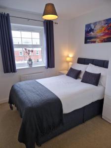 Postel nebo postele na pokoji v ubytování Hereford - Robin Coach House - Located On City Outskirts In North Hereford - Modern 2 Bedroom Property With Parking - Suitable For Small Family, Couple Or Contractors - Hosted by RENTMYHOUSE + 10 fotografií