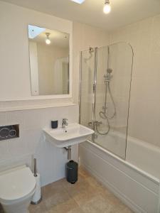 Koupelna v ubytování Hereford - Robin Coach House - Located On City Outskirts In North Hereford - Modern 2 Bedroom Property With Parking - Suitable For Small Family, Couple Or Contractors - Hosted by RENTMYHOUSE