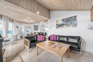 Posezení v ubytování Lovely Holiday Home With Pool, Spa And Sauna, Only 200 Meters From The North Sea