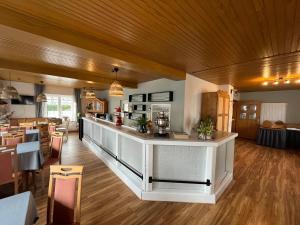 a kitchen and dining room with a bar in a room at Pension Elisa in Lechbruck
