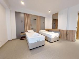 una camera ospedaliera con due letti e un tavolo di Hotel Almanas a Sarajevo
