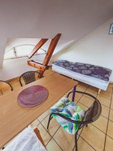 a room with a bunk bed and two chairs at Pod starymi lipami in Szczecin