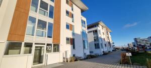 The White Pearl inkl Wäsche Set في هايليغنهافن: صف مباني على شارع