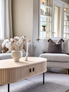 a living room with a coffee table and a couch at Stor innbydende leilighet med 4 soverom og sentral beliggenhet in Notodden
