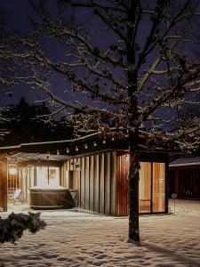 Το Leśny Azyl Domki z Ogrzewanym Zimowym Tarasem i Jacuzzi na Wyłączność w Samym Środku Lasu τον χειμώνα