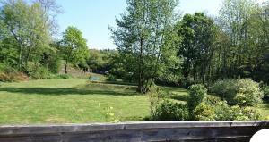 vista su un parco con laghetto di Les Brunières a Tourville-en-Auge