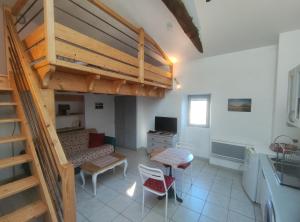Televisyen dan/atau pusat hiburan di Gite en Cevennes, piscine, calme nature et panorama proche saint Guilhem le Désert