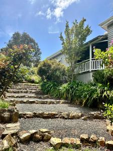 un chemin de pierre menant à une maison dans l'établissement Hilltop Cottage, à Bridgetown
