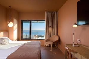 una camera d'albergo con un letto e una finestra di Barcelona Princess a Barcellona