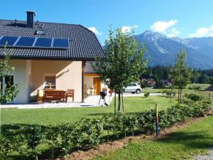 una casa con un panel solar en el techo en Haus Ertel, en Hermagor
