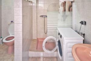 a bathroom with a toilet and a washing machine at Appartement confortable avec vue sur la mer à Fort-de-France - 44 m² in Fort-de-France +7 photos