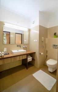 een badkamer met een wastafel en een toilet bij Sinclairs Gangtok in Gangtok