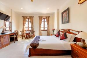 Postel nebo postele na pokoji v ubytování Hùng Phong Hotel - Near Dalat Market