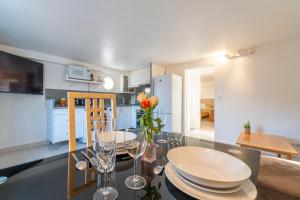 a kitchen and dining room with a table and chairs at Les Coteaux 5 - Appt avec jardin à Argenteuil in Argenteuil