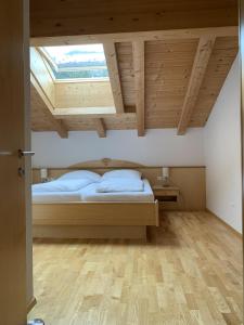 Postel nebo postele na pokoji v ubytování Penthouse Kurz