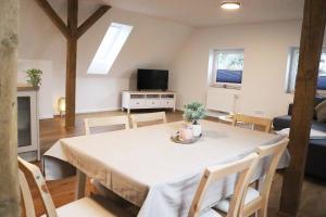 a living room with a table and chairs at Ferienwohnungen Kutschenmeyer in Schneverdingen