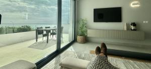 San RoqueにあるBEST Sea view Sotogrande Torreguadiaroの海を望むリビングルームのソファに座る者 +3枚の写真