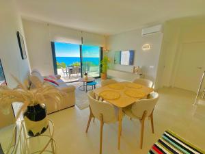 San RoqueにあるBEST Sea view Sotogrande Torreguadiaroのテーブルとソファのあるリビングルーム