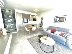 San RoqueにあるBEST Sea view Sotogrande Torreguadiaroのソファとテーブルのあるリビングルーム