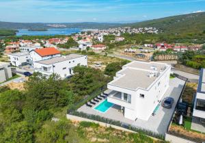 een luchtfoto van een groot wit huis bij Villa I Residence in Punat