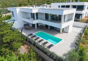 een luchtfoto van een huis met een zwembad bij Villa I Residence in Punat