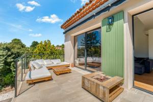 - Balcón con sofá y mesa de centro en Villa Valbonne, en Valbonne