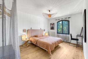 Una habitación blanca con una cama y una ventana en Villa Valbonne, en Valbonne 36 fotos más