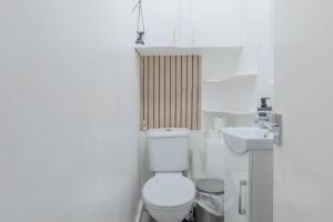 a white bathroom with a toilet and a sink at Central 1BD Flat 6 minutes to Old Street station in London
