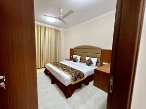 a bedroom with a bed and a ceiling fan at STAR AL SALAM St in Salalah