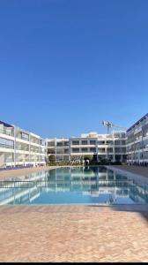 Bazén v ubytování Appartement moderne avec une vue spectaculaire sur l océan nebo v jeho okolí