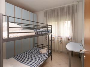 Un dormitorio con dos literas y una ventana. en Casa Lulù, en Chioggia