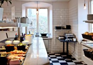 Kuchnia lub aneks kuchenny w obiekcie STF Stockholm Skeppsholmen Vandrarhem