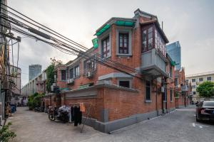 El barrio en el que está el departamento o un barrio cercano