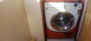a washer and dryer in a corner of a room at Nile palace in Jazīrat Aswān